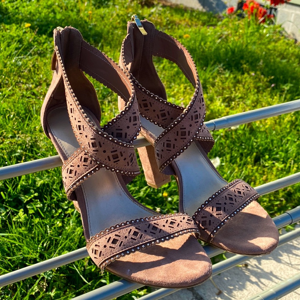 Beige 9 1/2 heels by Limelight in great shape.